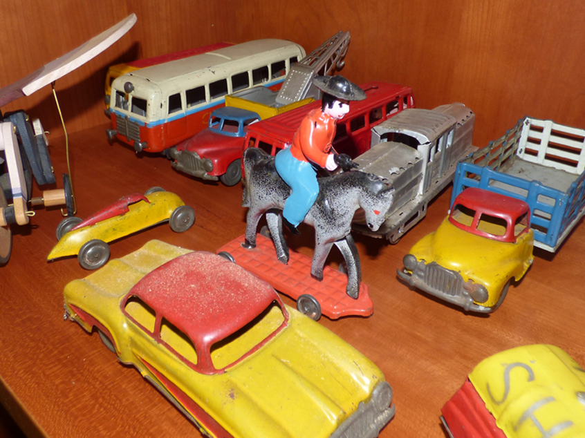 Coleção de brinquedos em depósito na ESE | Armando Dourado e Acúrcio Moniz